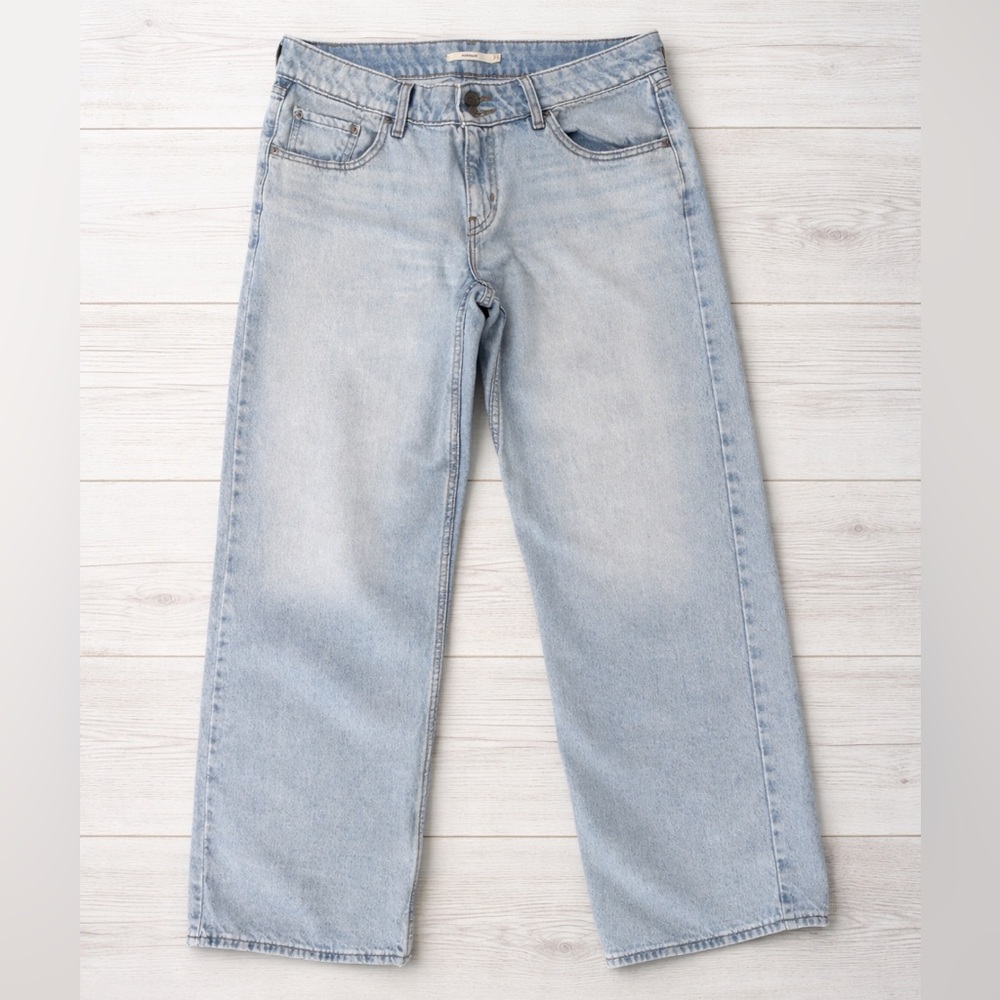 Levi's Light Blue Wash Low Rise Jeans - Size 31